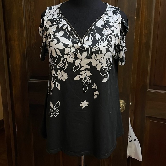 Tops - Black and white open shoulder 1/4 zip top